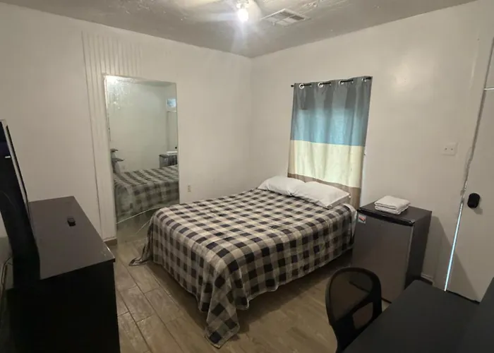 Downtown Taylor Private Entry 2 * Phoenix